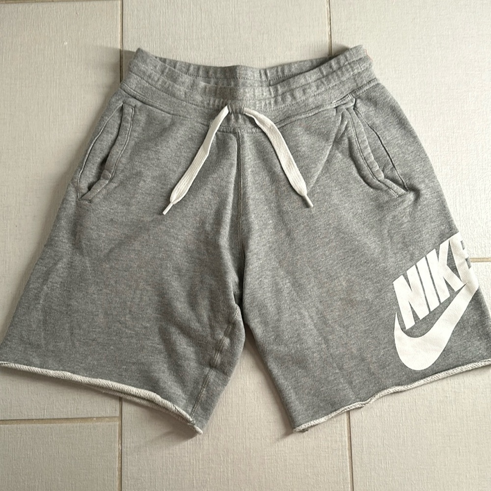 Nike Alumni Shorts in Grey (Medium)